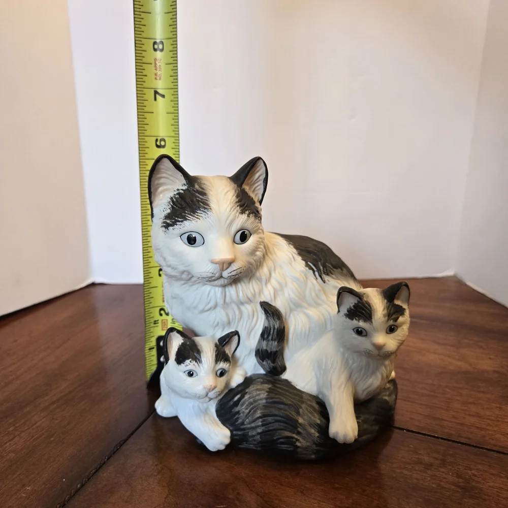 Homco, Cat lovers.  A mother cat with 2 kittens.